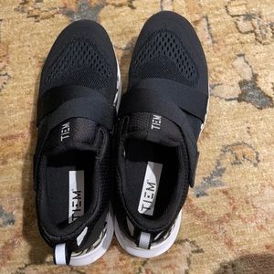 Women’s tiems size US 9! Never been worn with clips included